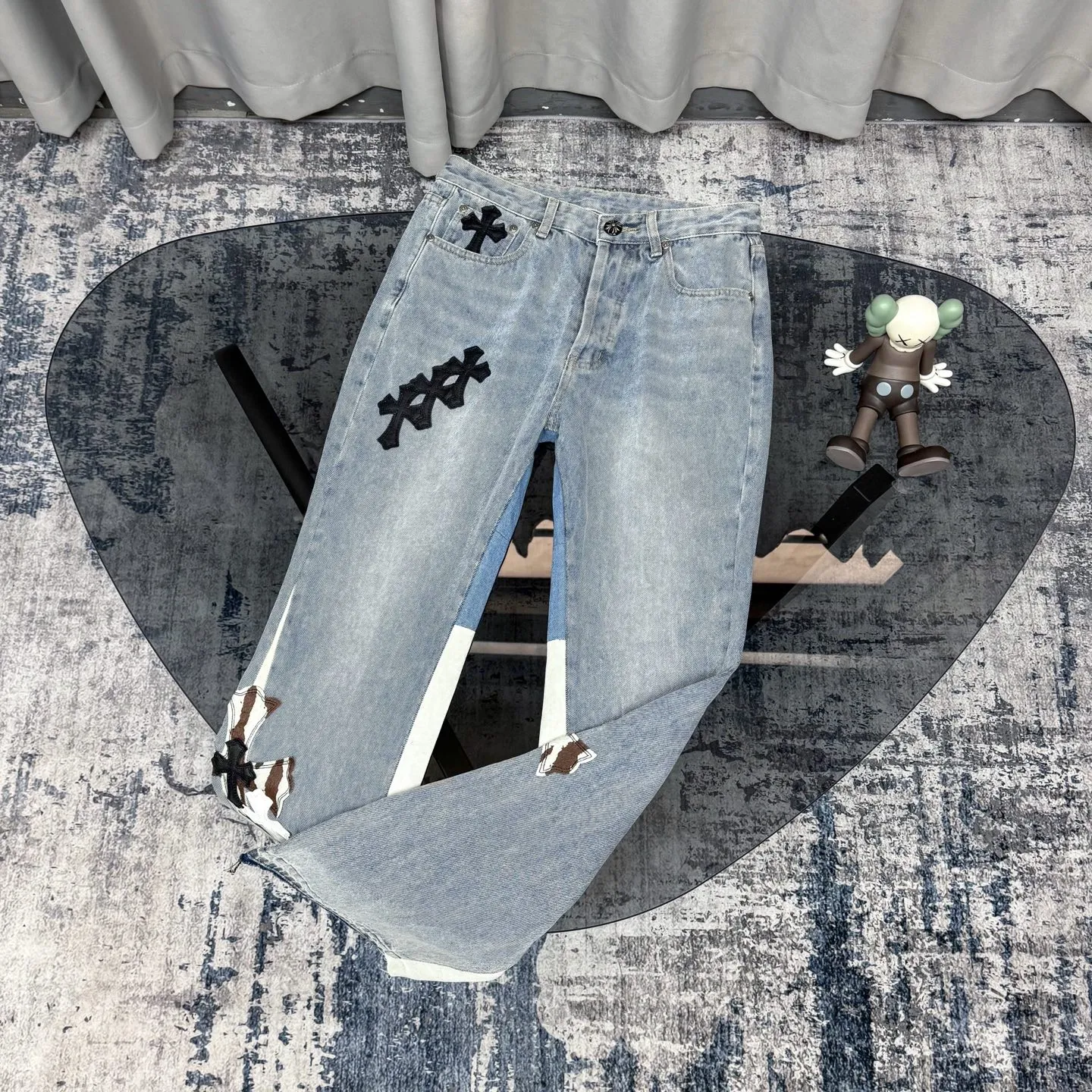 P280 Chrome Heart ｜Chrome Heart CH Heavy Industry Horsehair Spliced Flared Leather Jeans- 7*7 tannin 13.5 ammonia blue cow fabric, spliced with different colors of distressed denim, complete set of denim washing processes such as stone grinding, desizing, malaysian, hand rubbing, hanging grinding, fermentation washing, full spray, cat suede, etc. The genuine leather cross is made of natural horse hair and first-layer sheepskin. Because of the natural color of horse hair, different parts of the fur have different shades, and each pair is different, which is different from the imitation leather on the market. Each pair is the same; because the trousers are custom-made cross genuine leather trousers, they need to be disassembled many times, which is troublesome to sew and the shipment is very slow. Color: Spliced blue Size: 28 30 32 34 36